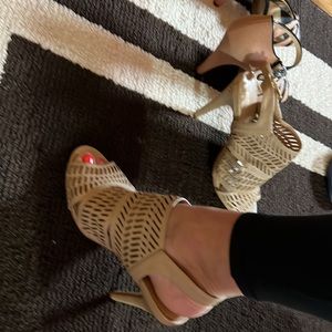 CUTE AF express Peep toe tan heeled ankle Sandals/Heeled/booties peep toes 7.5